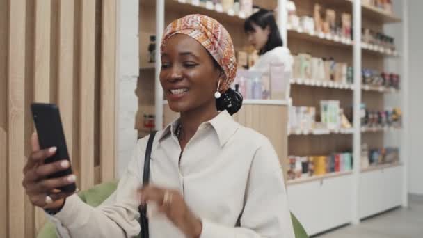 Gelukkige Jonge Afro Amerikaanse Vrouwelijke Klant Met Mobiele Telefoon Communiceren — Stockvideo
