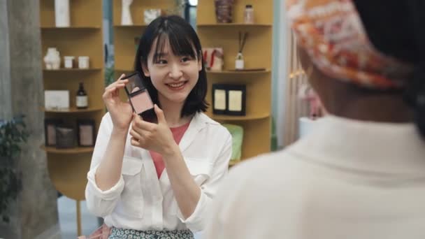 Ευτυχισμένη Νεαρή Ασιάτισσα Που Δείχνει Νέο Ρουζ Compact Πούδρα Στον — Αρχείο Βίντεο
