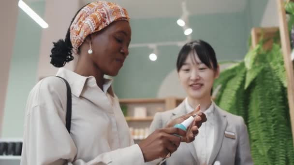 Jonge Zwarte Vrouw Ruiken Nieuwe Verfrissende Body Mist Cosmetische Supermarkt — Stockvideo