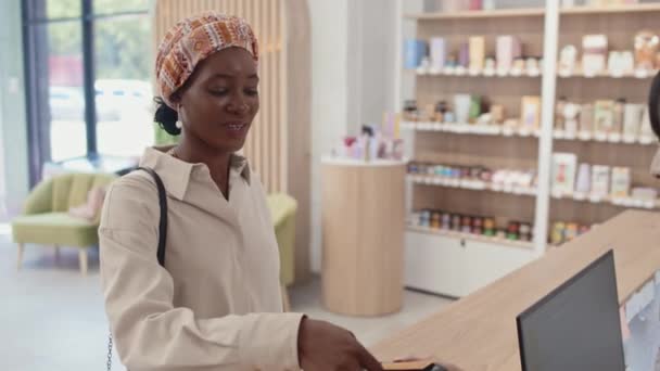 Gelukkig Jonge Zwarte Vrouw Betalen Met Credit Card Voor Aankoop — Stockvideo