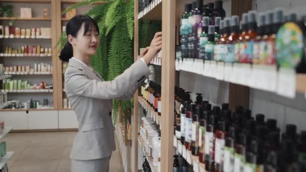 Aufgestellte Junge Freundliche Verkäuferinnen Stehen Mit Einem Riesigen Sortiment Kosmetikartikeln — Stockvideo
