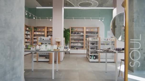 Interieur Eines Geräumigen Modernen Kosmetik Supermarktes Mit Vielen Displays Die — Stockvideo
