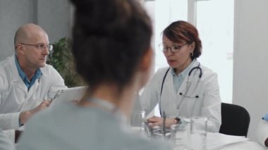 Genel pratisyen hekimlerin seçici odak noktası, ofiste toplanıp sorunları tartışmak ve iş planlamak.