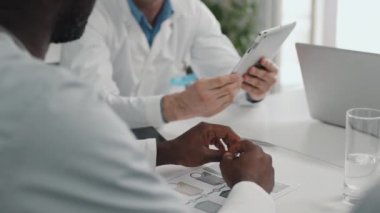 Tanımlanamayan Afro-Amerikan doktorların seçmeli odak noktası. Hastanedeki toplantıya katılıp sorunlar hakkında konuşuyorlar.