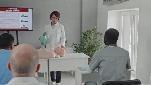 Volwassen Paramedisch Specialist Werkt Samen Met Een Groep Artsen Verpleegkundigen — Stockvideo