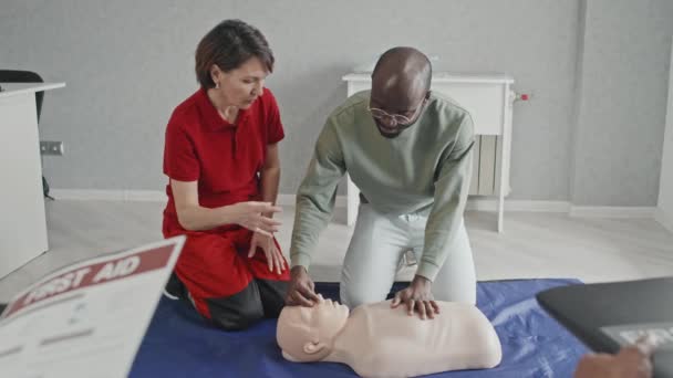 Jovem Adulto Afro Americano Aprendendo Fazer Massagem Cardíaca Respiração Resgate — Vídeo de Stock