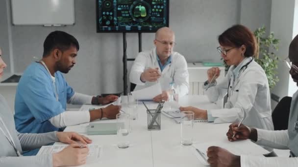 Zoom Médico Jefe Maduro Grupo Multiétnico Médicos Enfermeras Discutiendo Temas — Vídeos de Stock