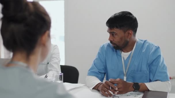 参加医学培训的印度男护士的选择性焦点与同事们坐在一起分享他对问题的看法 — 图库视频影像