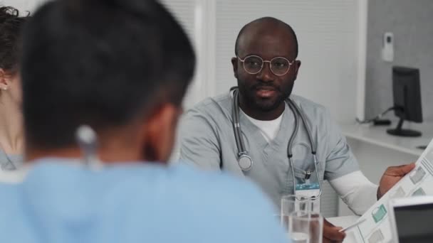Grupp Etniskt Olika Medicinska Studenter Eller Praktikanter Som Sitter Vid — Stockvideo