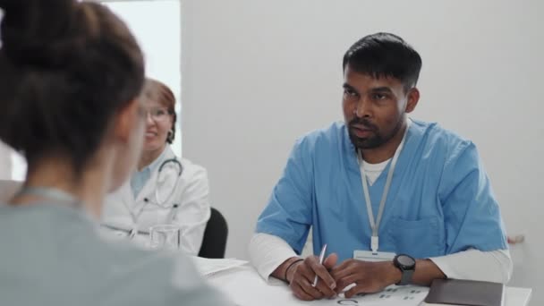 Selektivní Zaměření Indického Praktického Lékaře Diskutujícího Léčebné Metodě Svou Kolegyní — Stock video