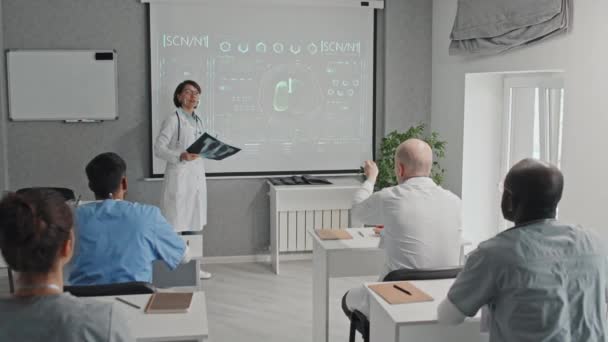 Långskott Mogen Kvinnlig Lungläkare Som Håller Röntgen Skott Ger Föreläsning — Stockvideo