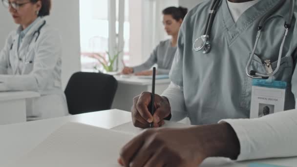 Selektiv Fokusbild Oigenkännlig Praktikant Eller Läkare Att Göra Anteckningar Föreläsning — Stockvideo