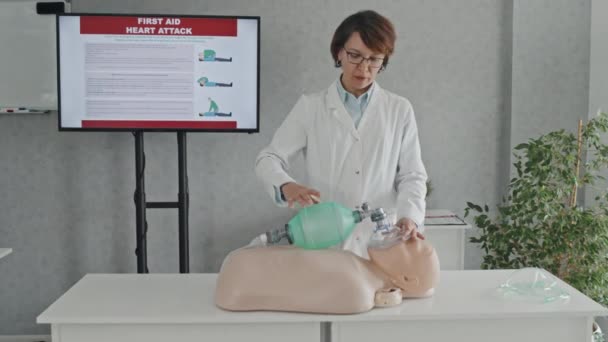 Maturo Paramedico Dando Lezione Sul Primo Soccorso Dimostrando Come Utilizzare — Video Stock