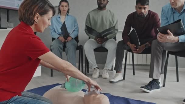 Inclinez Vous Ambulancier Paramédical Professionnel Assis Sur Sol Enseignant Groupe — Video
