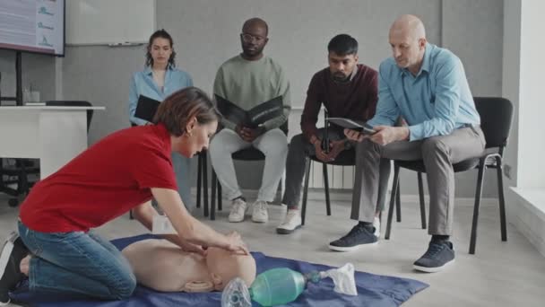 Starší Žena Sedí Podlaze Pomocí Figuríny Demonstrovat Proces Resuscitace Lékařské — Stock video