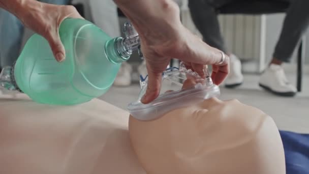 Gros Plan Ambulancier Paramédical Méconnaissable Effectuant Une Rcr Sur Mannequin — Video