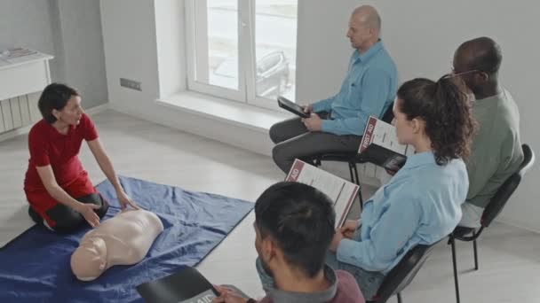 Üniforma Giyen Ilk Yardım Kalp Masajı Kurallarını Açıklayan Olgun Kadın — Stok video