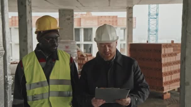 Tracking Shot Caucasian Architect African American Foreman Walking Construction Site — Vídeos de Stock