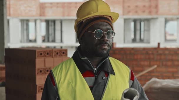 Yavaş Çekim Afrika Kökenli Amerikalı Inşaat Işçisinin Güneş Gözlüğü Takıp — Stok video