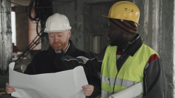 Média Foto Capataz Afro Americano Engenheiro Caucasiano Segurando Projeto Discutindo — Vídeo de Stock