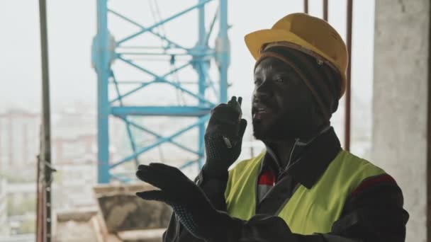 Medium Close Capataz Afro Americano Que Trabalha Canteiro Obras Falando — Vídeo de Stock