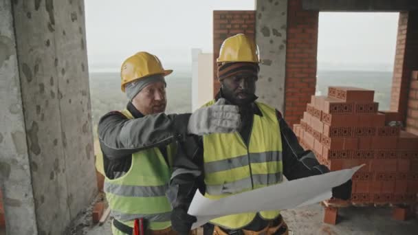 Medium Length High Angle Tracking Shot Ethnically Diverse Construction Workers — Vídeo de Stock