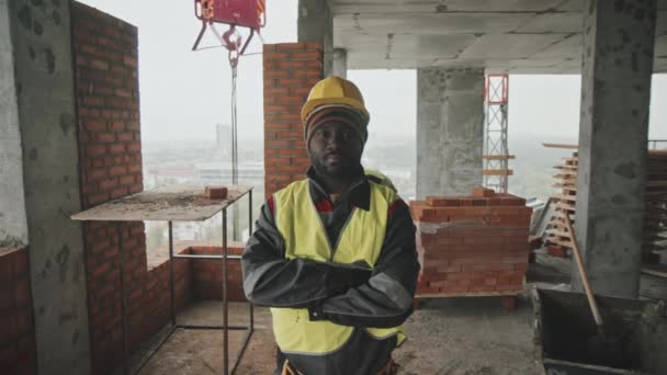 Portrait Moyen Travailleur Construction Afro Américain Confiant Vêtements Travail Casque — Video