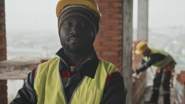 Focus Sélectif Portrait Gros Plan Moyen Travailleur Construction Afro Américain — Video
