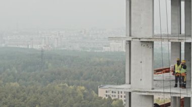 Çok katlı bir binada sisli bir günde iş tartışırken iki farklı etnik yapının yan yana durması çok uzak bir ihtimal.