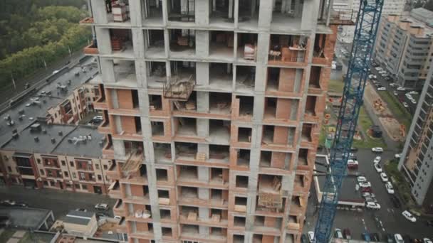 Sıkıcı Bir Günde Inşaat Halindeki Çok Katlı Bina Vinç Görüntülerini — Stok video