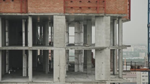 鉄筋コンクリートブロックとレンガで作られた建築物のパンニングショット — ストック動画