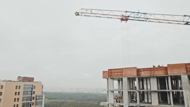 Широкая Панорама Городского Ландшафта Многоэтажным Строящимся Зданием Башенным Краном Скучный — стоковое видео