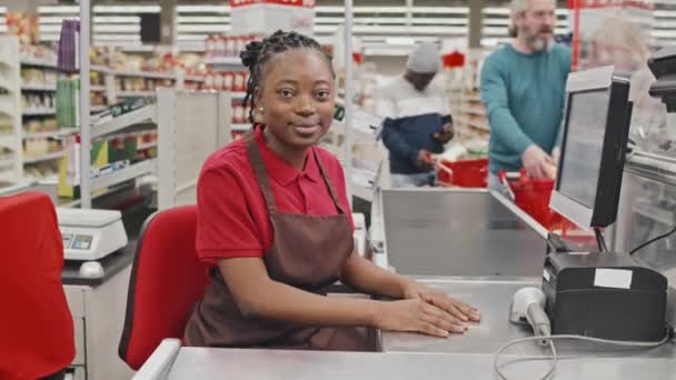 Portrét Mladé Ženy Africké Americké Pokladní Uniformě Sedí Pokladně Supermarketu — Stock video