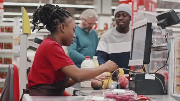 Cajero Femenino Afroamericano Uniforme Cola Clientes Caja Supermercado — Vídeos de Stock