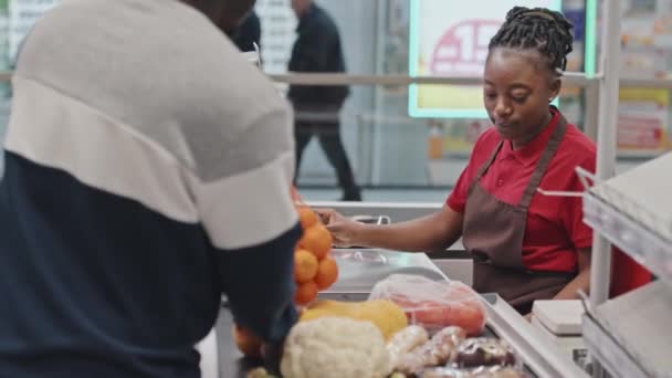 Junge Afroamerikanische Kassiererin Bedient Kunden Die Ihre Waren Der Kasse — Stockvideo