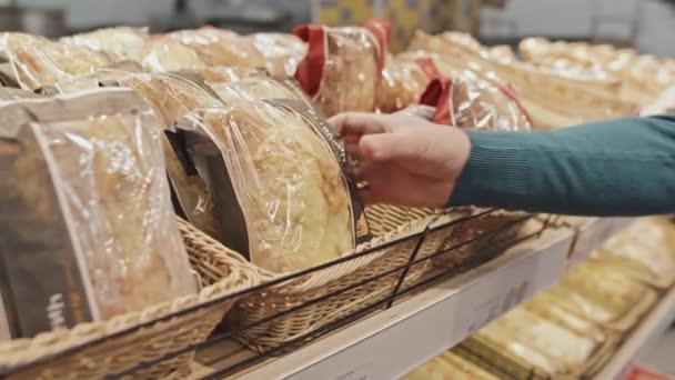 Cliente Irreconocible Recogiendo Panadería Fresca Caja Paja Mientras Hace Compras — Vídeo de stock