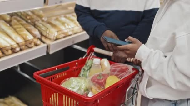 Обрезанный Снимок Неузнаваемой Афроамериканской Пары Покупающей Свежий Хлеб Супермаркете Согласно — стоковое видео