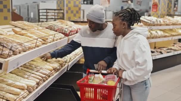 Jong Zwart Paar Kopen Vers Brood Supermarkt Bakkerij Doen Voedsel — Stockvideo
