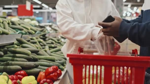 Gehakt Schot Van Een Paar Klanten Kopen Kruideniersproducten Supermarkt Het — Stockvideo
