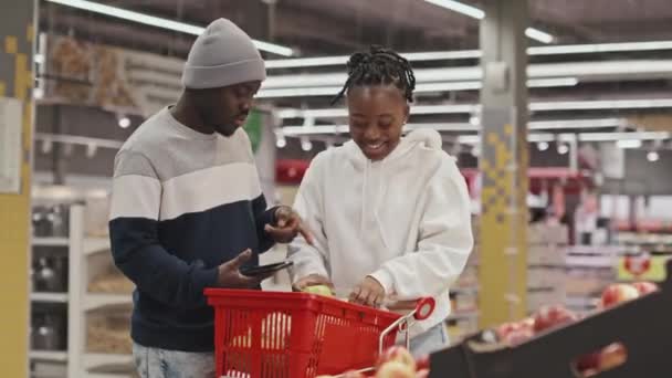 Jonge Afro Amerikaanse Paar Kiezen Verse Groenten Fruit Bij Kruidenier — Stockvideo