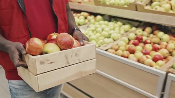 Tiro Cortado Trabalhador Supermercado Afro Americano Irreconhecível Carregando Paletes Madeira — Vídeo de Stock