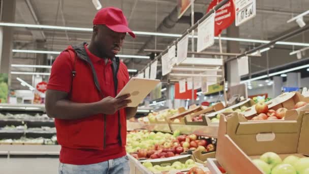 Jonge Zwarte Man Rood Uniform Met Behulp Van Digitale Tablet — Stockvideo