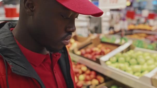 Zwarte Man Met Behulp Van Tablet Tijdens Het Werken Bij — Stockvideo