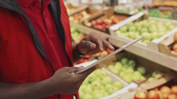 Afro Amerikaanse Mannelijke Supermarkt Merchandiser Het Dragen Van Rood Uniform — Stockvideo