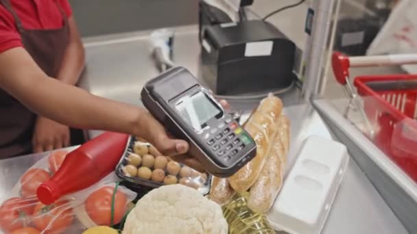 Klant Die Betaalt Met Een Creditcard Supermarkt Die Aan Kassa — Stockvideo