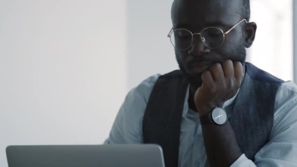 Ofiste Dizüstü Bilgisayarda Çalışan Gözlüklü Sakallı Şık Genç Afro Amerikan — Stok video