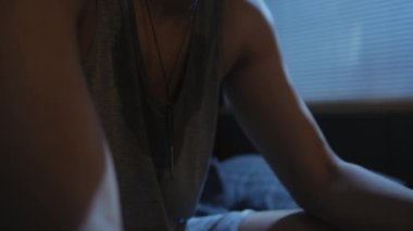 Travma sonrası stres bozukluğu çeken genç Afro-Amerikan askerinin sarhoş olmak ve uyuyakalmak için alkollü içecek içmesi.