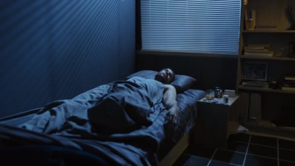 Kézzel Fogható Felvétel Hálószobában Alvó Fiatalemberről Aki Rémálmokat Késő Éjjel — Stock videók