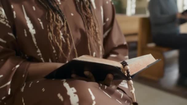 Середній Нахил Молодої Афро Американської Жінки Одягненої Захисну Маску Відвідування — стокове відео