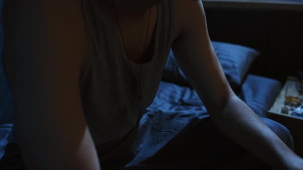 Ручний Нахил Крупним Планом Молодий Чоловік Страждає Безсоння Сидячи Ліжку — стокове відео